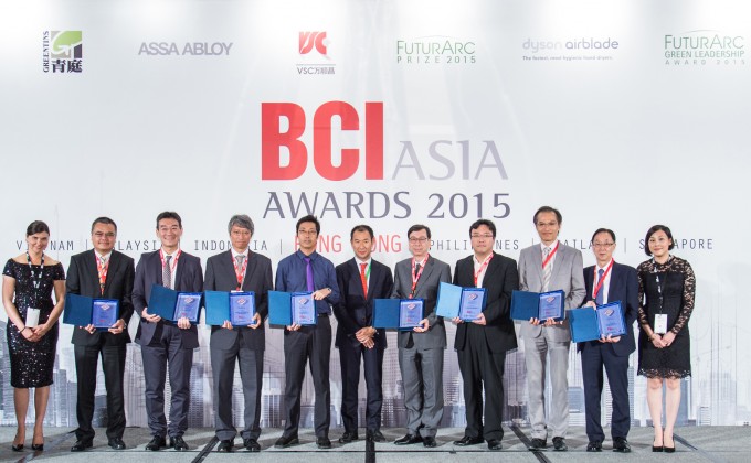 會德豐地產連續第四年榮獲 BCI Asia Awards 2015 的「Top 10 Developers」獎項，會德豐營業部高級經理梁秉權先生(右二)與業界其他得獎代表一同合照。