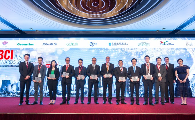 Mr Kevin Leung, General Manager (Project Management) of Wheelock Properties (four right) receives the Top 10 Developers Award in BCI Asia Awards 2017 on behalf of the company.