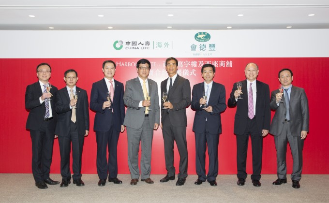 Wheelock and Company Limited (WAC) and China Life Insurance (Overseas) Limited (CLIO ) completed the signing of sale-and-purchase agreement of West Office Tower and West Retail Villa at One HarbourGate. Douglas Woo, Chairman of WAC (Right 4) and Liu An Li