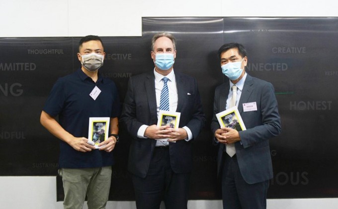 会德丰地产常务董事黄光耀（右）与英基南岛中学校长 Tom Vignoles (中)以及香港着名摄影师刘兆景（左）一同合照。