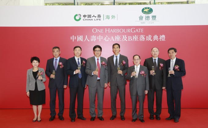 WAC and China Life (Overseas) celebrated the completion of One HarbourGate. Douglas Woo, Chairman of WAC (right 4) and Frank Liu An Lin, Deputy Chairman and President of China Life (Overseas)(left 4) celebrate with the management team of both parties.